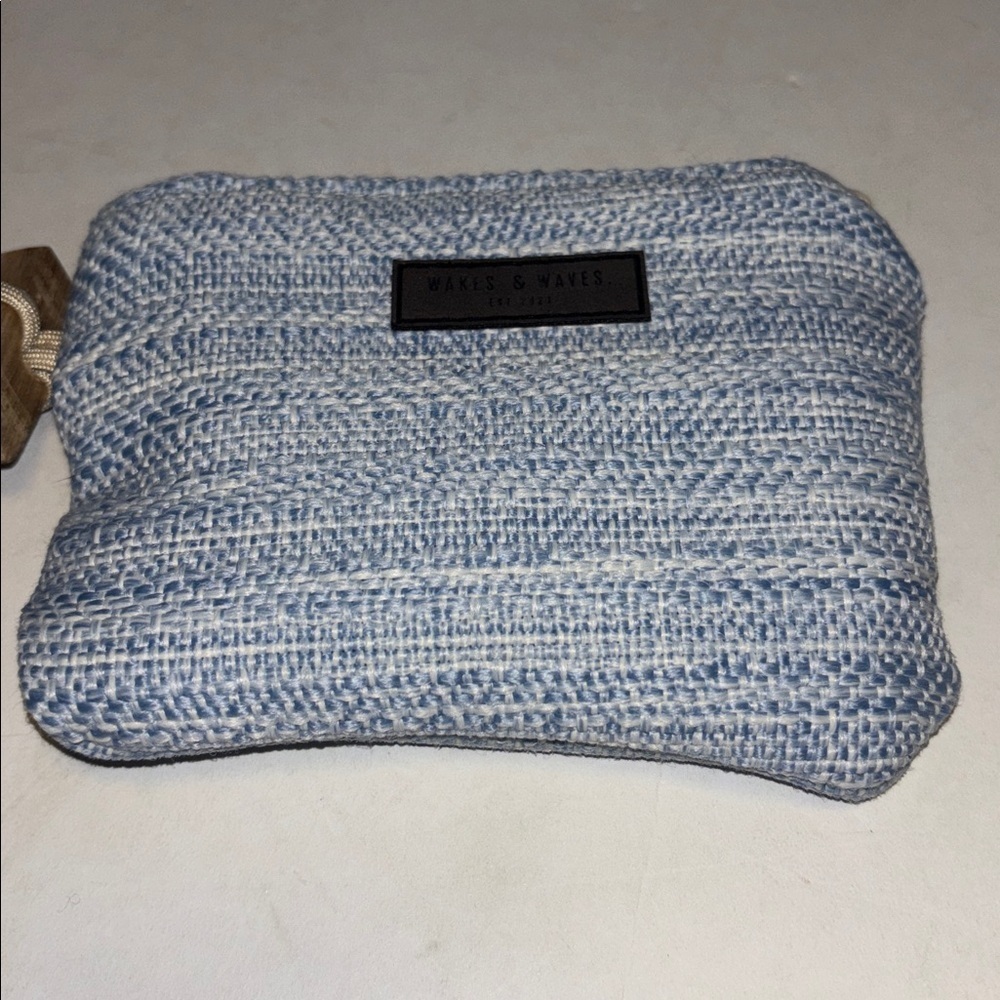 WAKES & WAVE BLUE TWEED MINI WRISTLET
ZIP CLOSURE WOOD BLOCK ADORNMENT ON STRAP